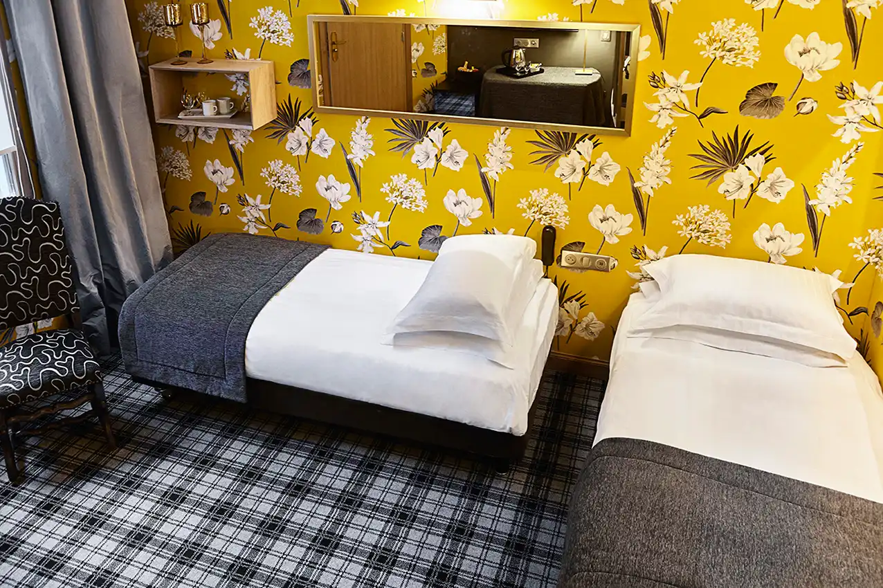 Deux lits individuels de la Chambre Familiale, Hôtel Saint Paul Paris