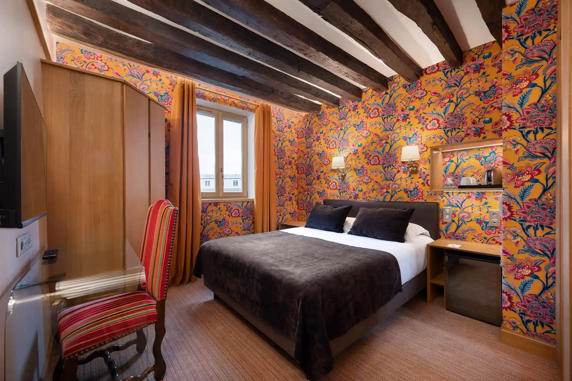 Chambre Classique de l'Hôtel Saint Paul Paris, vue côté droit avec lit double