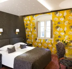 Chambre avec papier peint floral jaune, Hôtel Saint Paul Rive Gauche