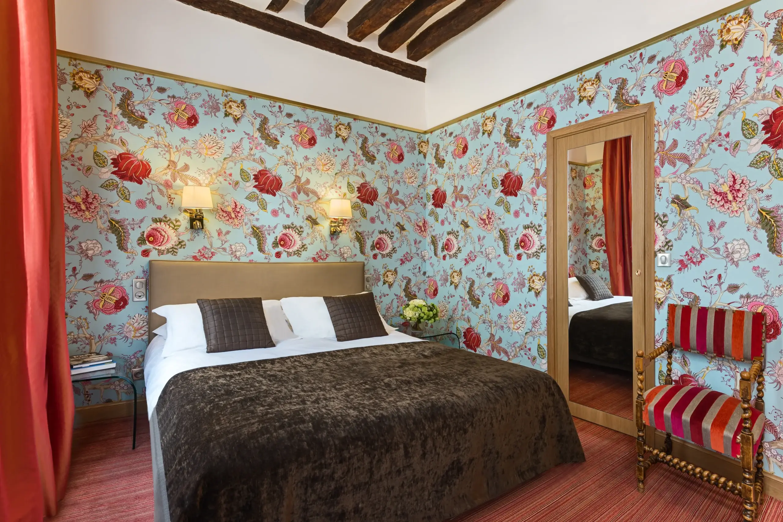 Chambre Supérieure avec papier peint fleuri bleu et poutres apparentes, Hôtel Saint Paul Paris