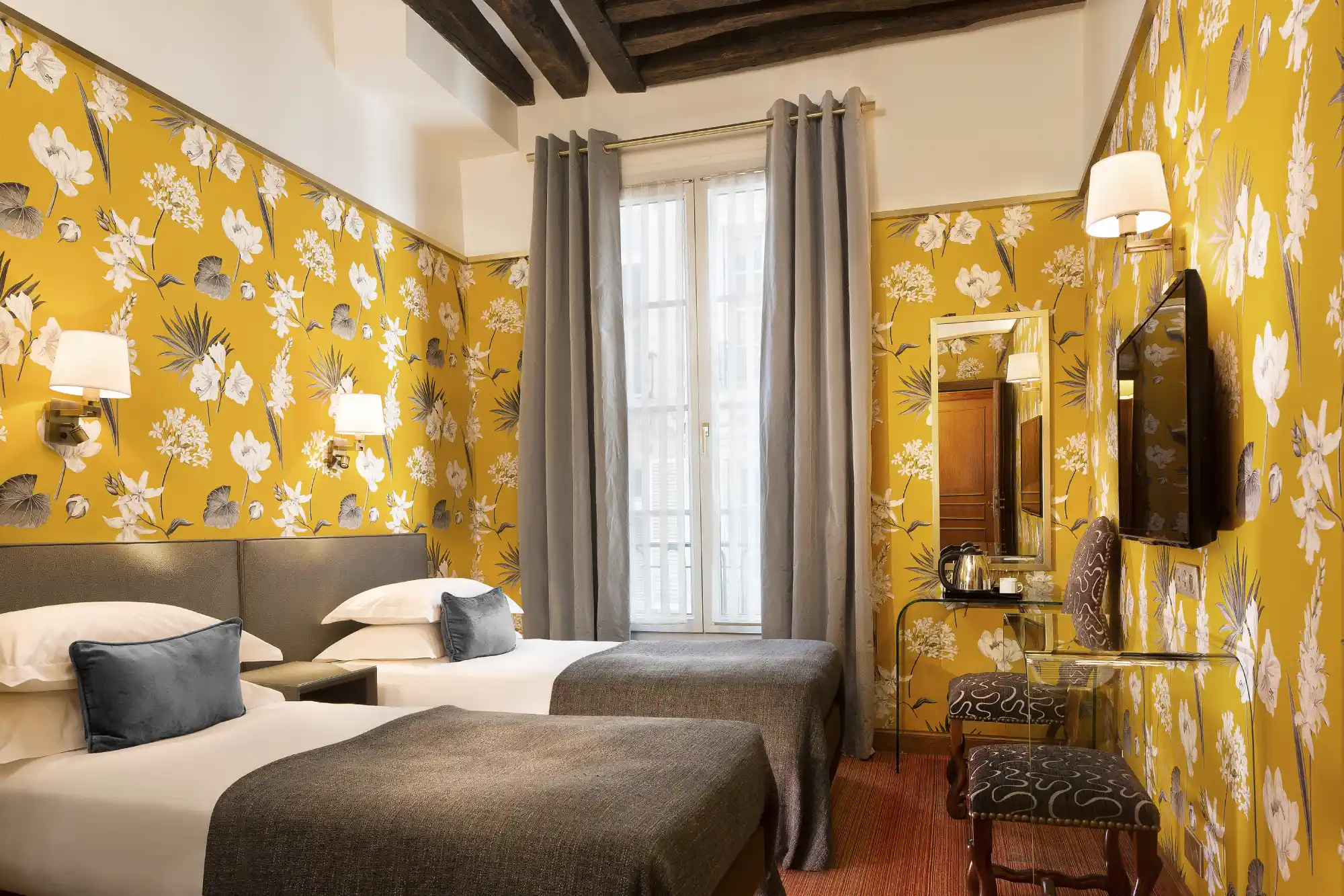 Chambre Twin aux tons jaunes des Deux Chambres Communicantes, Hôtel Saint Paul Paris