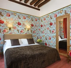 Chambre Supérieure avec papier peint fleuri bleu et poutres apparentes, Hôtel Saint Paul Paris