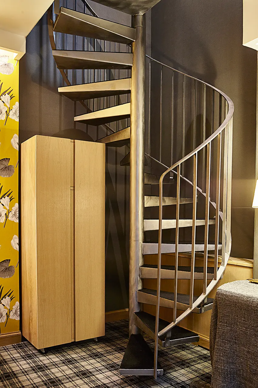 Escalier en colimaçon de la Chambre Familiale duplex, Hôtel Saint Paul Paris