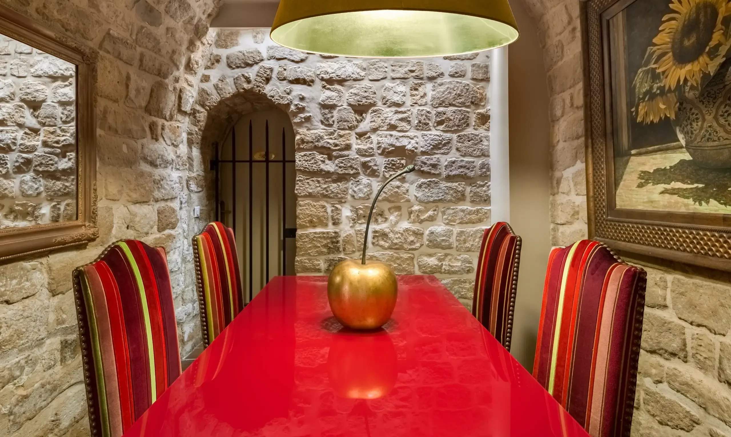 Espace de travail dans la cave voûtée en pierres, Hôtel Saint-Paul Rive Gauche
