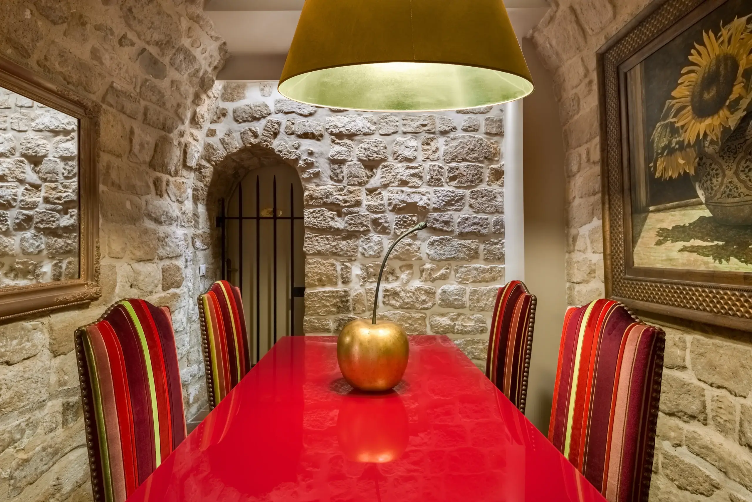 Espace de travail dans la cave voûtée en pierres, Hôtel Saint Paul Rive Gauche