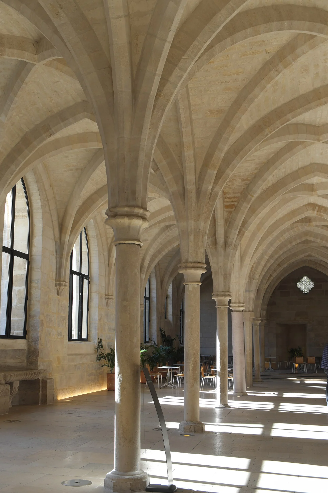 Voûtes gothiques et colonnes de la nef du Collège des Bernardins, Paris 5e