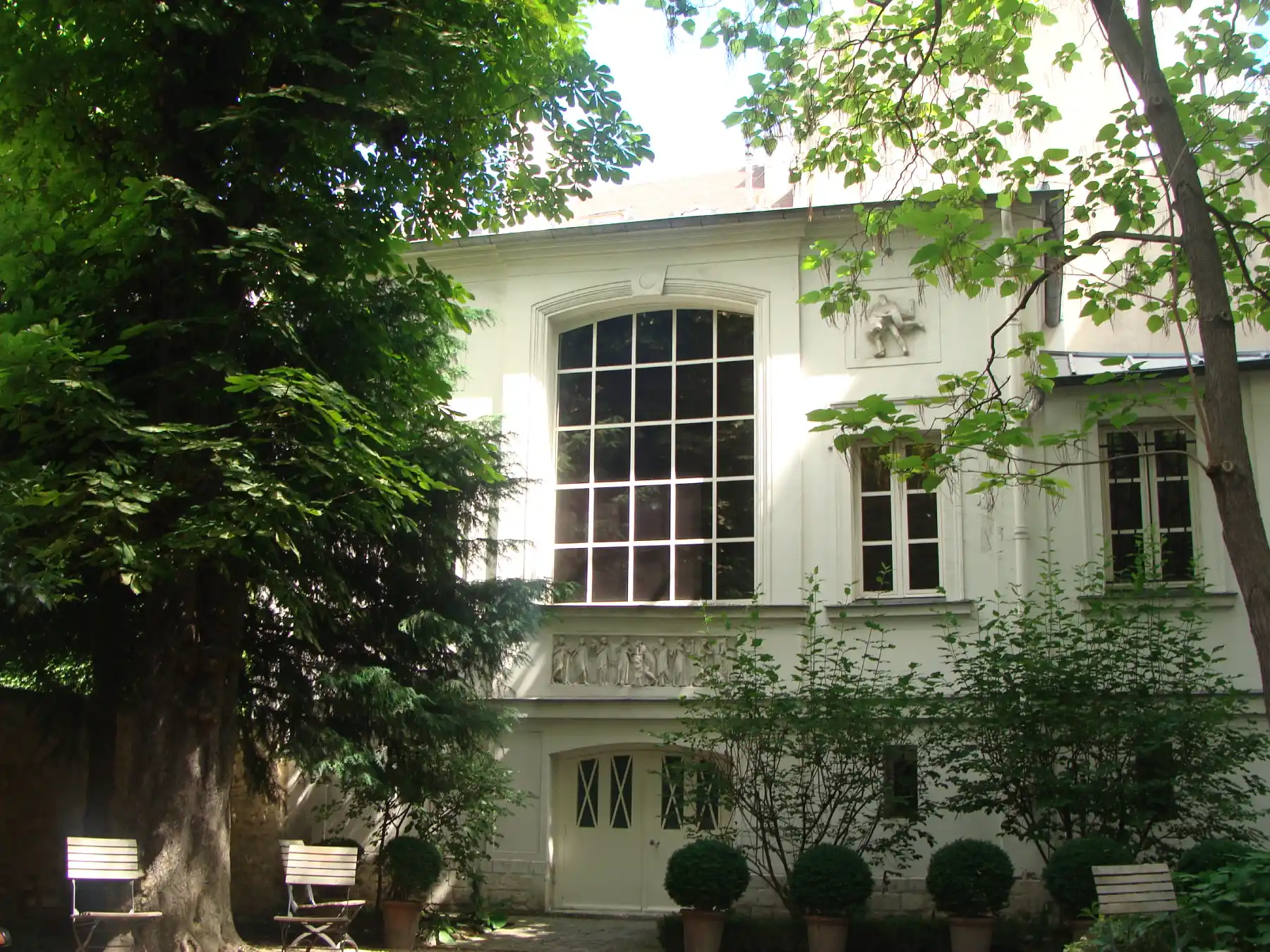 Façade et jardin de l'atelier-musée Eugène Delacroix, place de Furstemberg, Paris