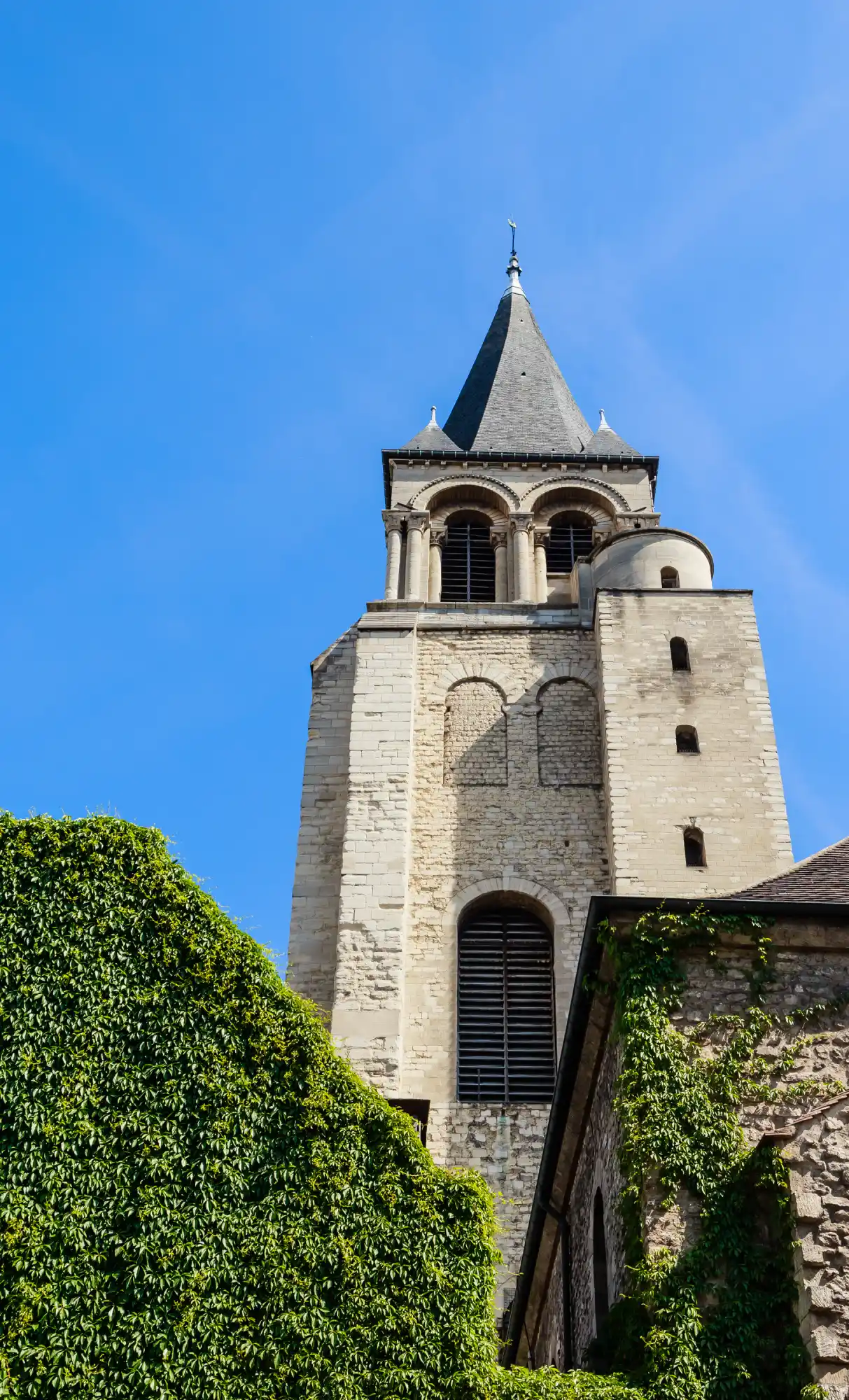 Clocher roman de l'église Saint-Germain-des-Prés sous un ciel bleu, Paris 6e