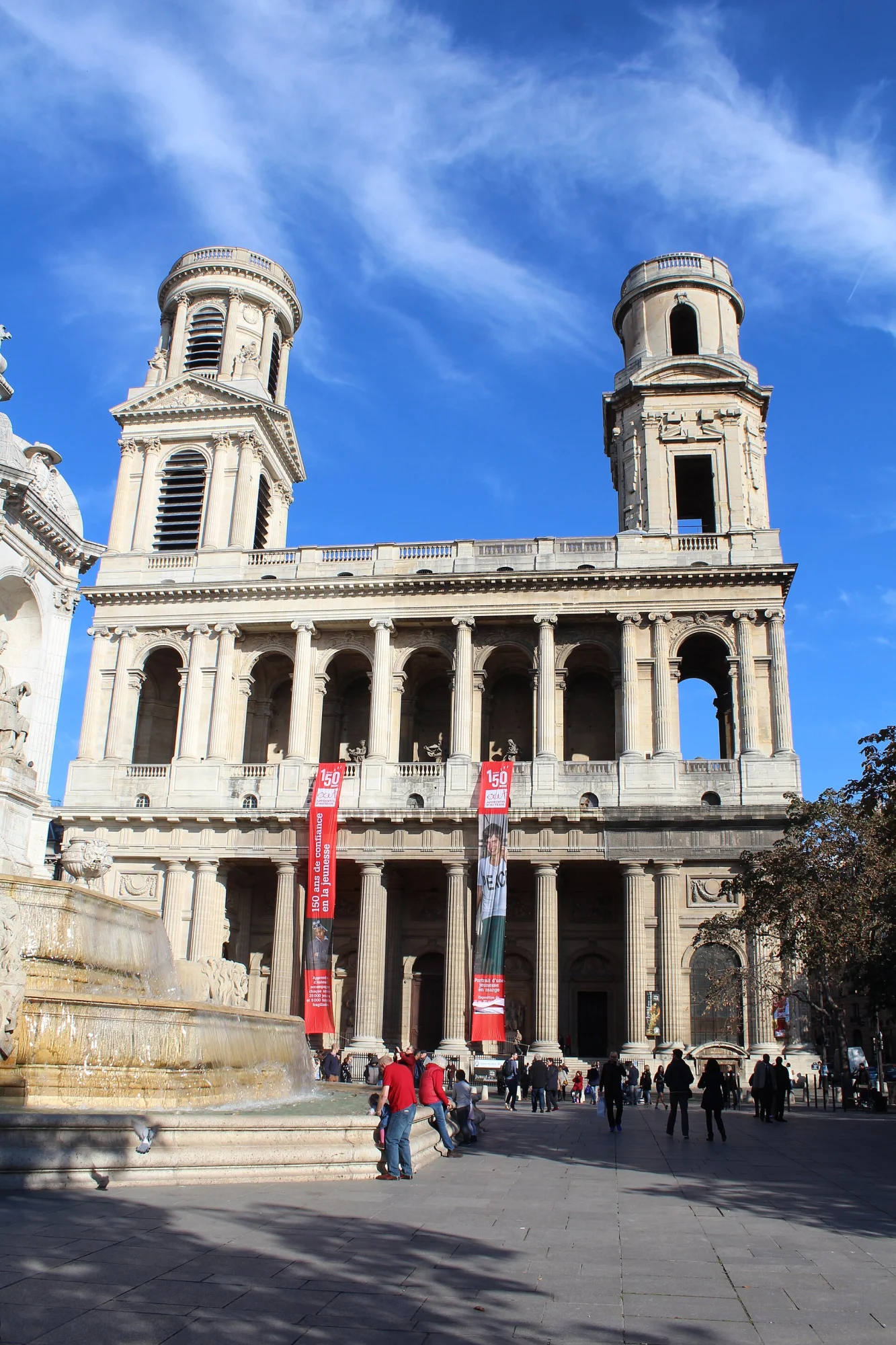 Façade de l'église Saint-Sulpice avec ses deux tours et la fontaine, Paris 6e