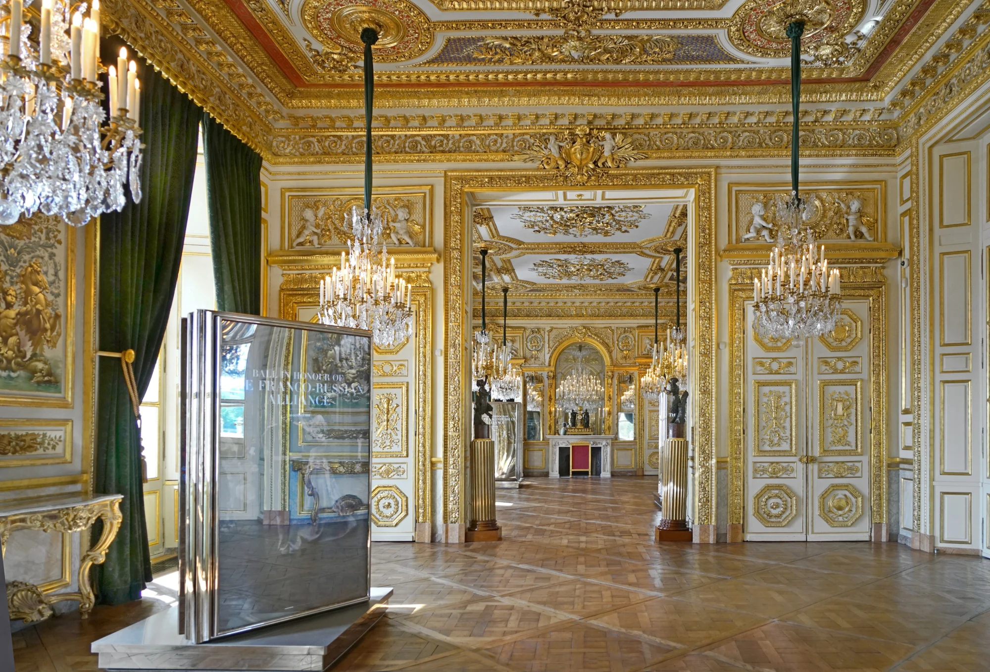 Salon des Amiraux aux dorures et lustres de cristal, Hôtel de la Marine, Paris 8e