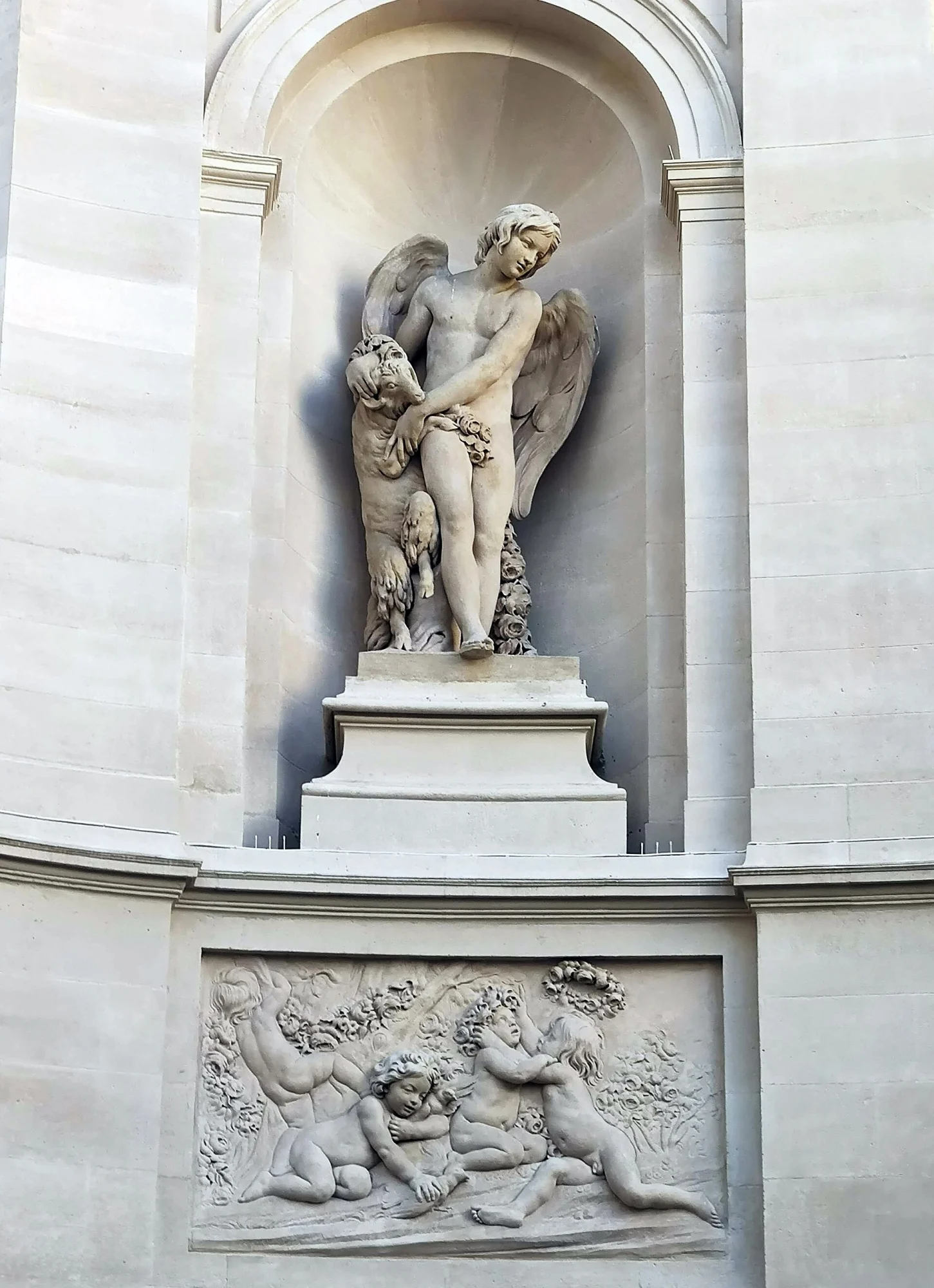 Sculpture de la fontaine des Quatre-Saisons sur la façade du musée Maillol, Paris 7e