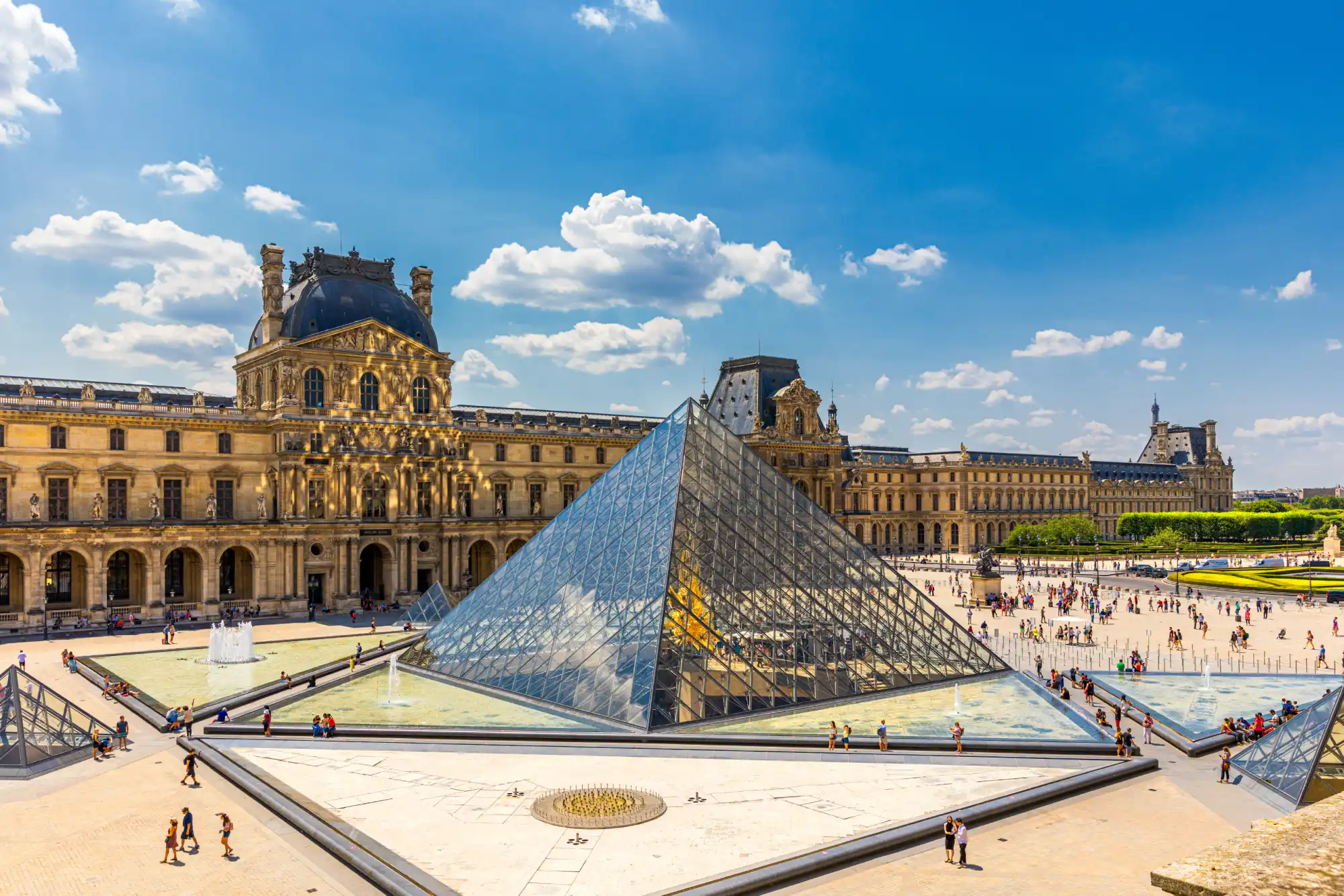 Pyramide de verre du Musée du Louvre à Paris