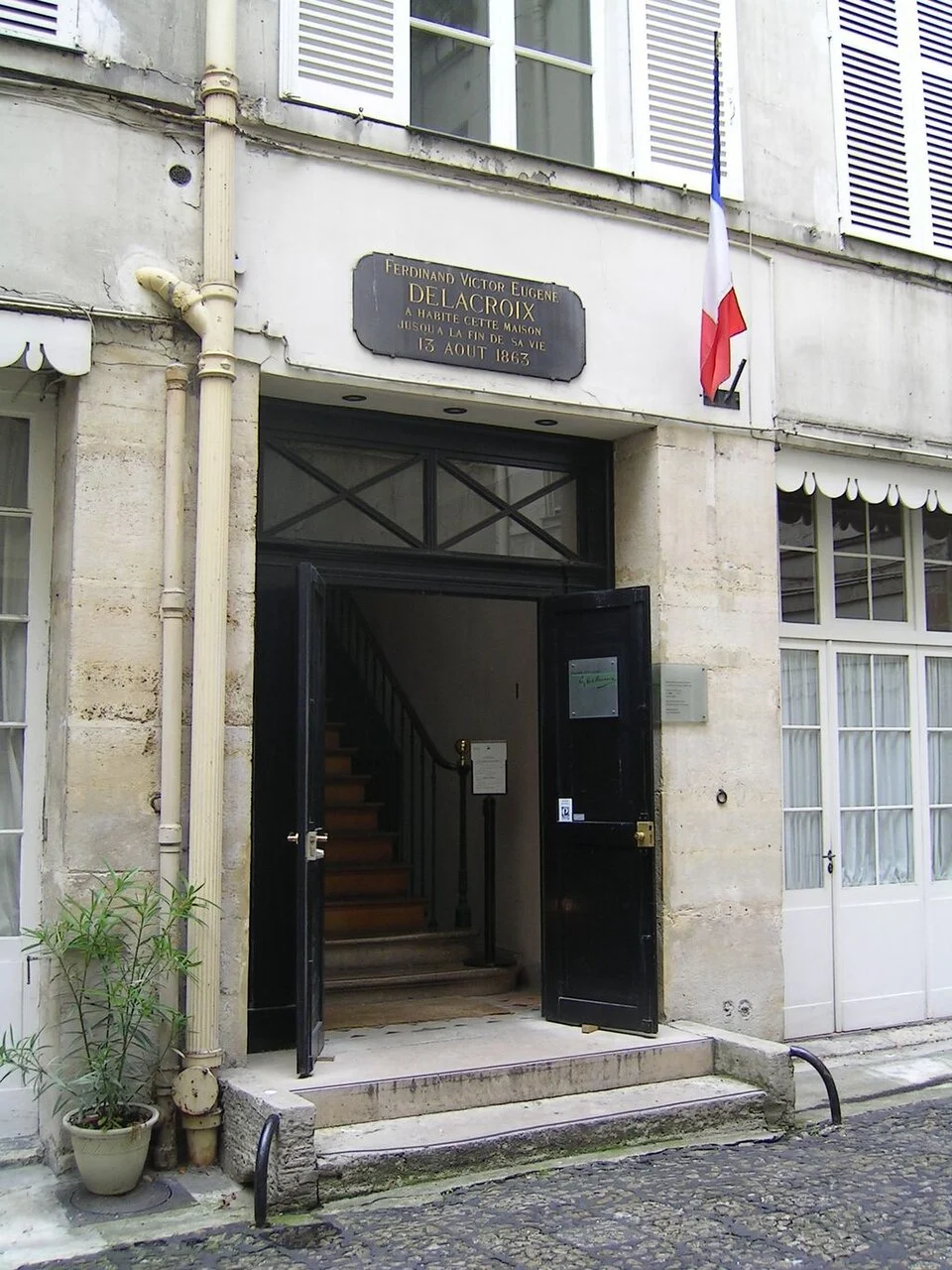 Entrée du Musée national Eugène Delacroix, place de Furstemberg à Paris