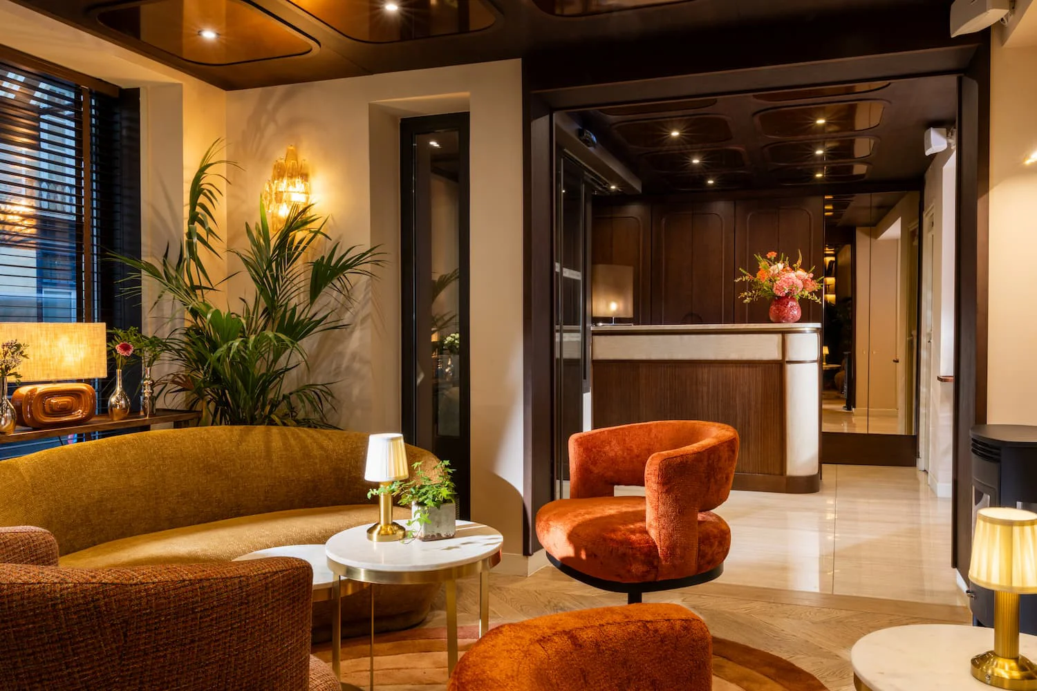 reception-hotel-salon-fauteuils.webp