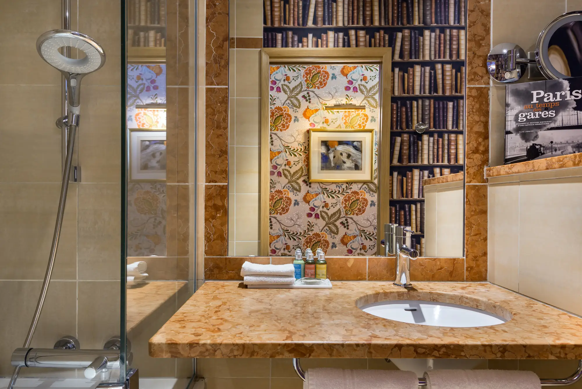 Salle de bain de la Chambre Supérieure avec baignoire, Hôtel Saint Paul Paris